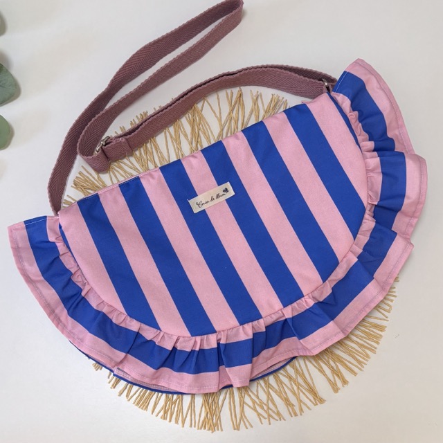 Bolso de tela terminado con herrajes y cremallera
