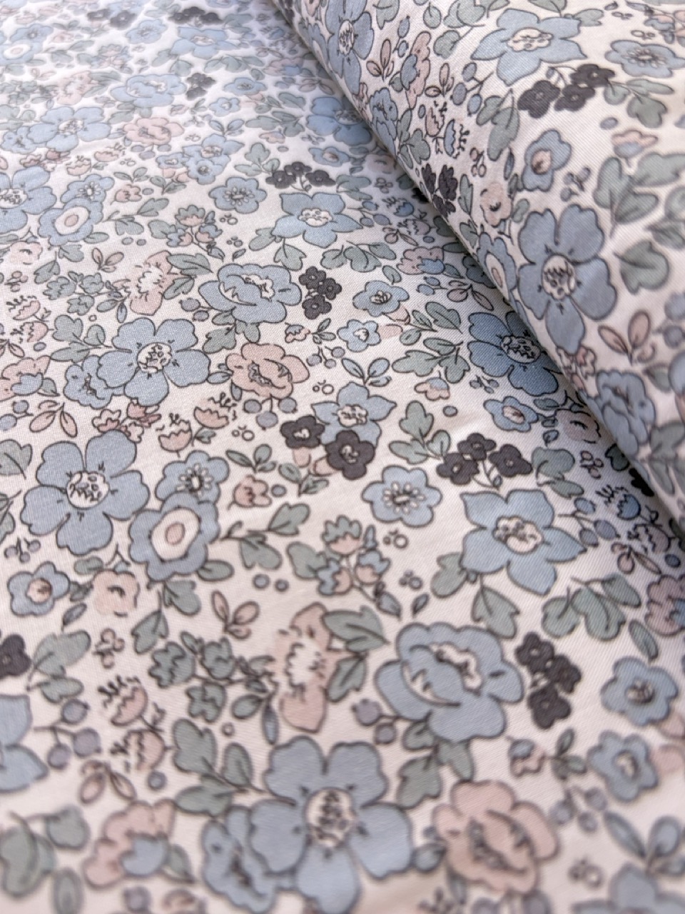 Algodón estampado · flores azul empolvado