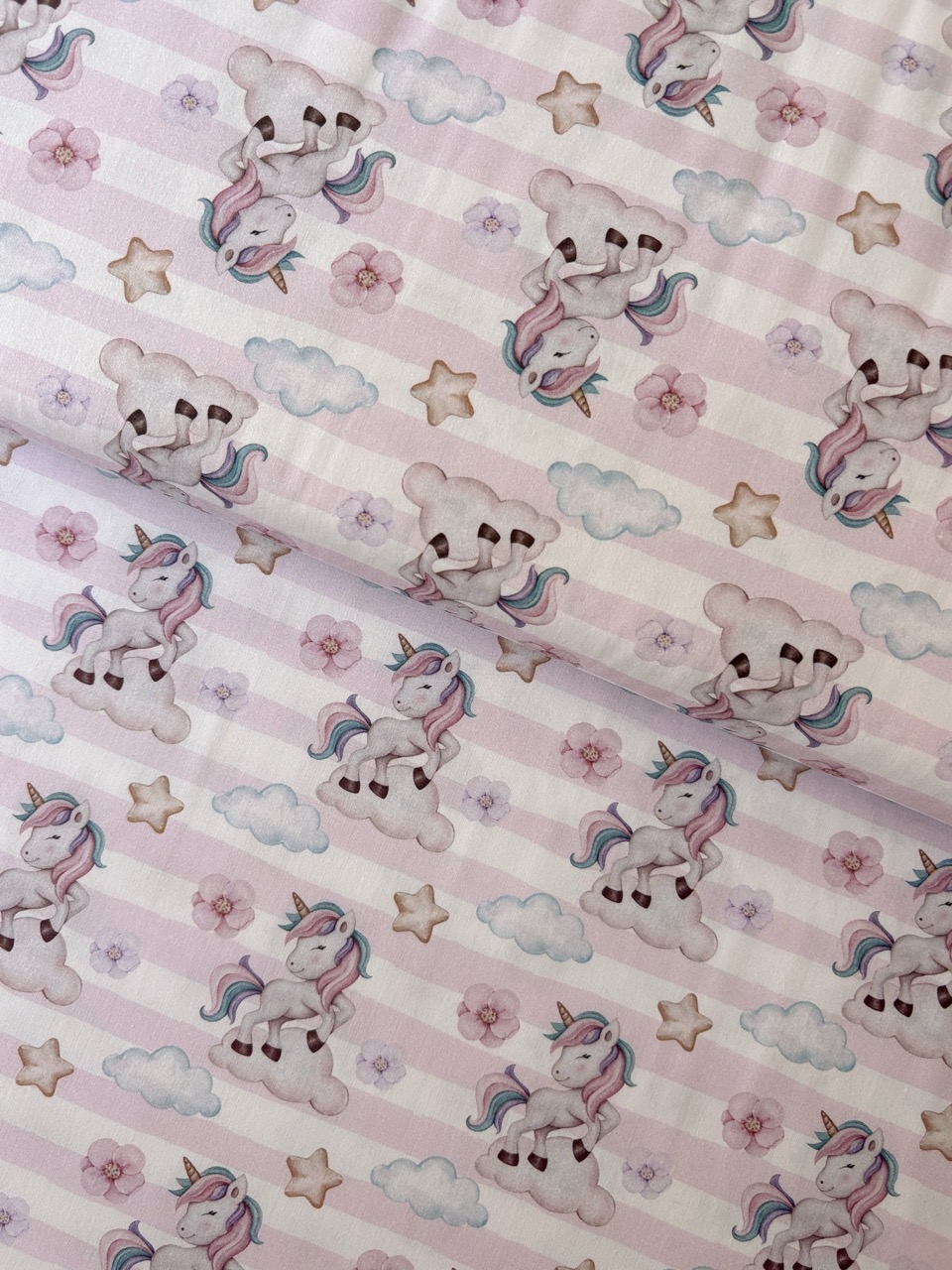 Algodón estampado · unicornios sobre rayas rosas · detalle 2