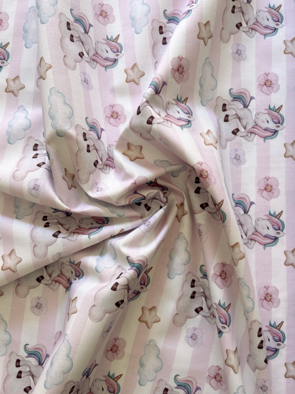Algodón estampado · unicornios sobre rayas rosas · detalle 3