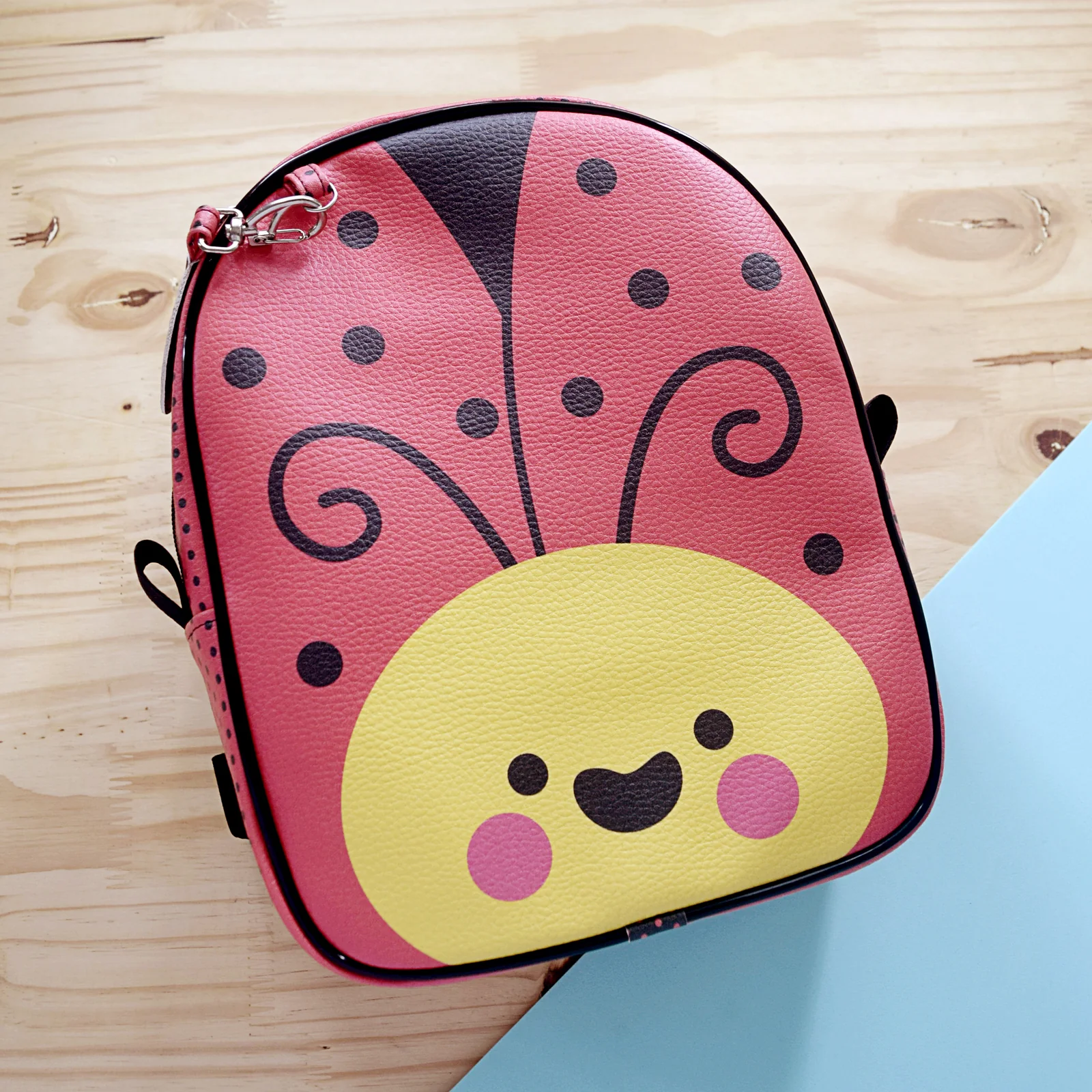 Panel de polipiel para mochila pequeña · mariquita