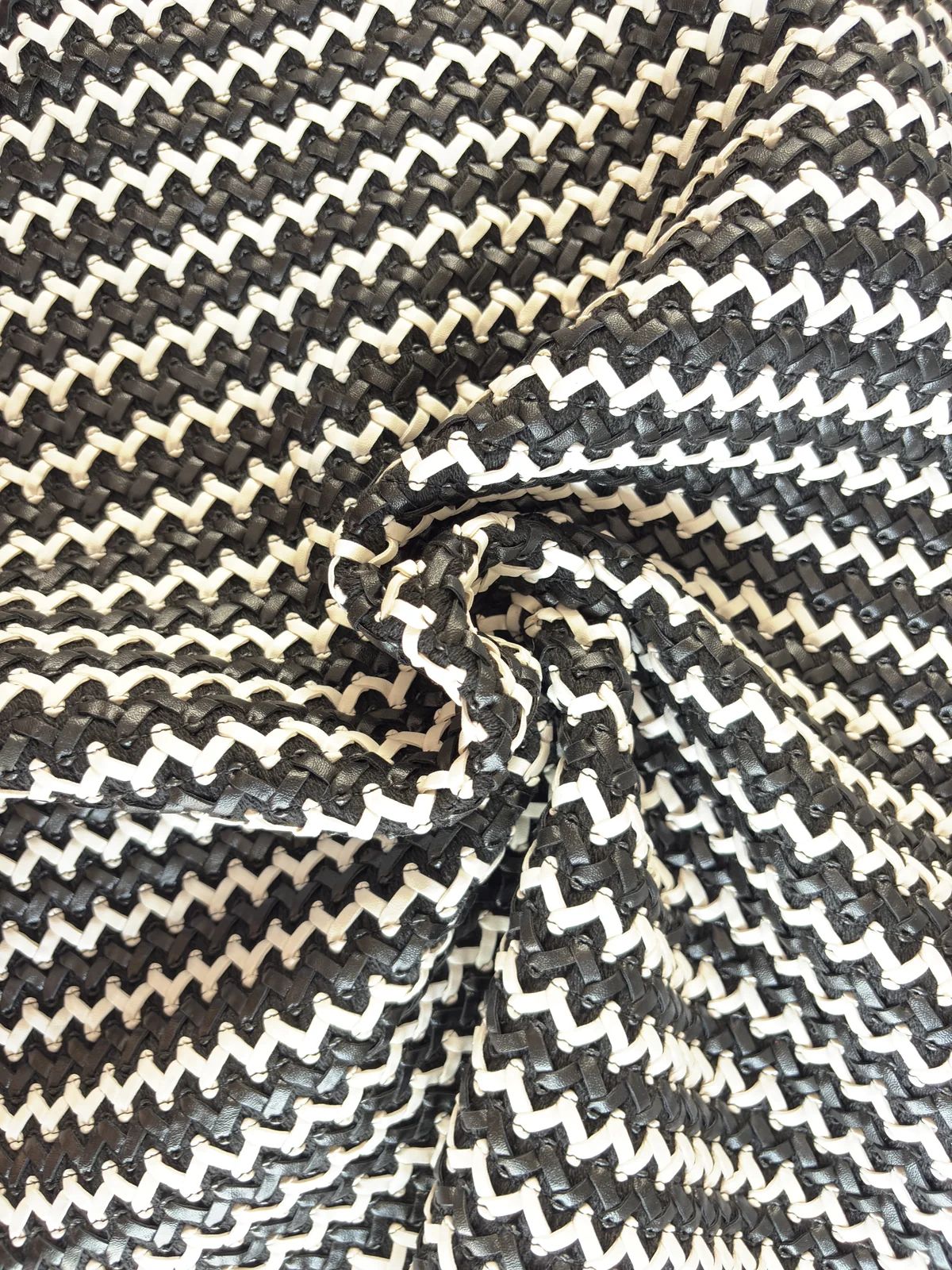 Tejido trenzado bicolor · negro y crudo - Imagen 2