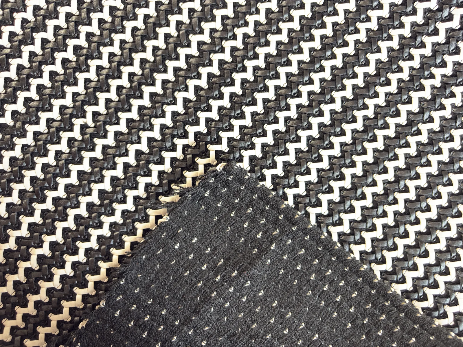 Tejido trenzado bicolor · negro y crudo - Imagen 4