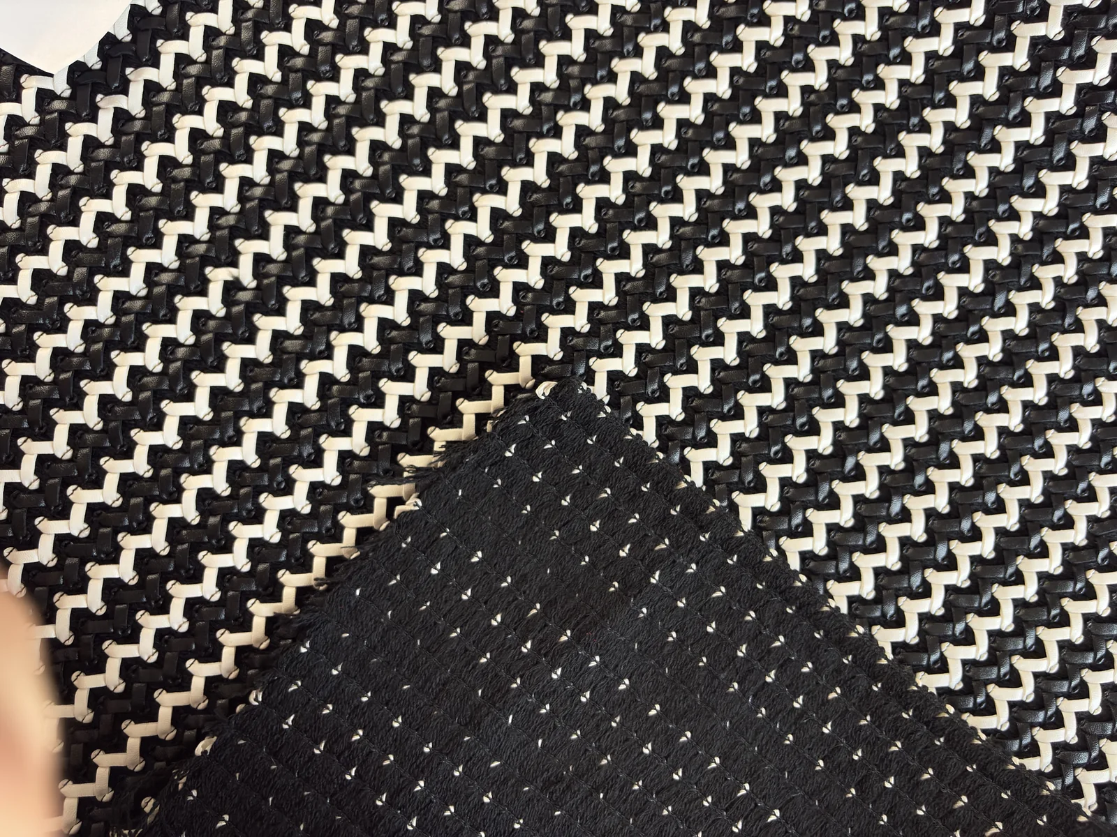 Tejido trenzado bicolor · negro y crudo - Imagen 5